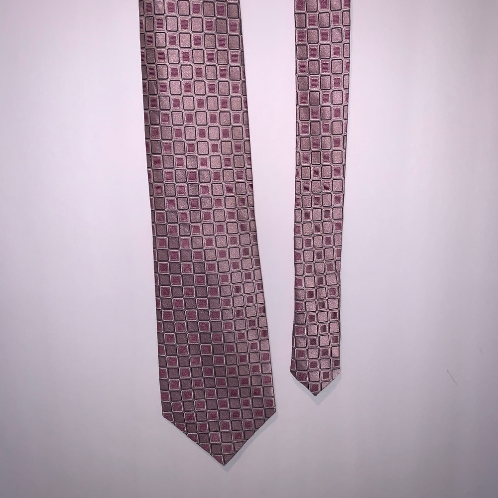 Pink men’s tie